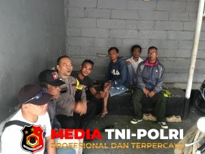Jalin Silaturahmi Bhabinkamtibmas Sambangi Warga Desa Tugu Selatan, Jaga Kamtibmas Aman dan Kondusif 