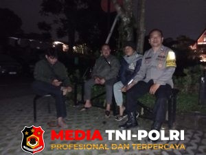 Patroli Malam Digelar Bhabinkamtibmas Polsek Cisarua kontrol poskamling dan sampaikan pesan kamtibmas