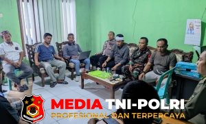 POLRI Melalui Bhabinkamtibmas Tingkatkan Keamanan Lewat Patroli Dialogis ke Kantor Desa Curugbitung