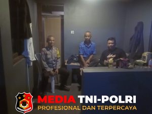 Antisipasi Gangguan Kamtibmas Bhabinkamtibmas Polsek Cisarua Cek Pos Kamling Warga, Sampaikan Pesan Kamtibmas 