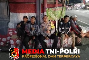 Antisipasi Gangguan Kamtibmas Bhabinkamtibmas Polsek Cisarua Kontrol Pos Siskamling Pastikan Wilayah Kondusif 