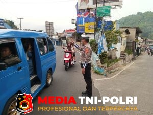 Anggota Polsek Ciampea Polres Bogor laksanakan kegiatan pengaturan lalu lintas