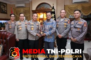 Jajaran Divhumas Polri Laksanakan Anjangsana ke Jend. Pol (Purn) Da'i Bachtiar