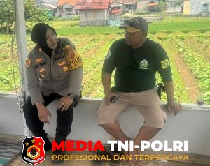 Jum'at Curhat, Kapolsek Dramaga, Dengarkan Aduan Keluh Kesah Warga Masyarakat Secara Door to Door di Desa Purwasari 