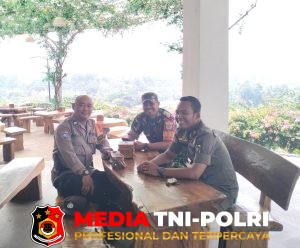 Sinergitas TNI–Polri, Polsek Cijeruk dan Babinsa Sambangi Warga Jaga Kamtibmas di Desa Warung Menteng