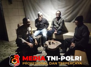 Patroli Malam Digelar Bhabinkamtibmas Polsek Cisarua Kontrol Pos Kamling dan Sampaikan Pesan Kamtibmas