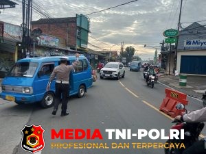 Anggota Polsek Ciampea laksanakan kegiatan pengaturan lalu lintas