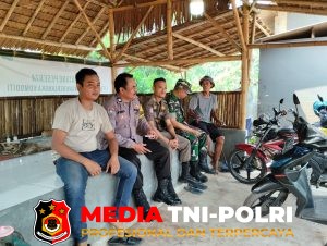 Sinergitas TNI - Polri, Bhabinkamtibmas Polsek Parungpanjang Sambang Tokoh Pemuda di Desa Cikuda