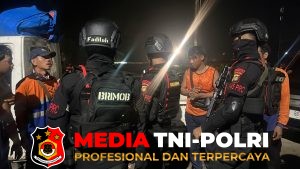 Brimob Amankan Lokasi Anjloknya Kereta Purwojaya di Bekasi