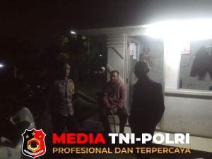 Patroli Malam Digelar Bhabinkamtibmas Polsek Cisarua Cek Pos Kamling dan Sampaikan Pesan Kamtibmas