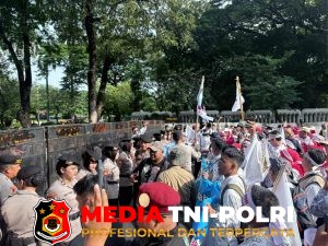 Brimob Polda Metro Jaya Kawal Aksi Damai Guru Seluruh Indonesia di Monas Berjalan Aman dan Lancar