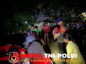 Tim SAR Batalyon D Pelopor Evakuasi Warga Terdampak Banjir di Sukatani hingga Dini Hari