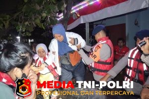 Polres Metro Bekasi Terjunkan Personel Evakuasi Warga Sukatani Terdampak Banjir Akibat Jebolnya Bendungan CBL