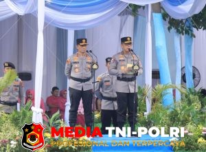 Diiringi Rintik Hujan, Irjen Helmy Santika Serahkan Pataka Polda Lampung “Wira Bhakti Ruwa Jurai”