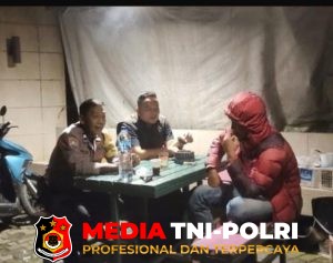 Patroli Malam Bhabinkamtibmas Polsek Cisarua Kontrol Pos Kamling dan Sampaikan Pesan Kamtibmas