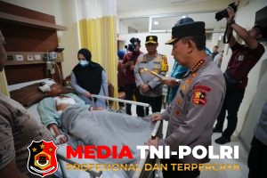 Kapolri Listyo Sigit Kunjungi Korban Ledakan SMAN 72 di RSI Cempaka Putih