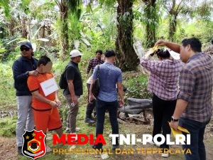 Tersangka Berinisial H Peragakan Ulang Adegan dalam Rekonstruksi Kasus Penemuan Mayat