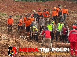 Polri Kerahkan 155 Personel, 4 Anjing Pelacak, dan Perkuat Operasi SAR Longsor Cibeunying 21 Warga Tertimbun