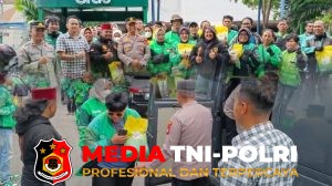 Wakasat Bimas Polres Metro Bekasi Bagikan Beras ke Ojek Online di Shelter Grab Lippo Cikarang