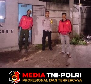 Cegah Gangguan Kamtibmas Bhabinkamtibmas Polsek Cisarua Cek Pos Keamanan dan Sampaikan Pesan Kamtibmas 