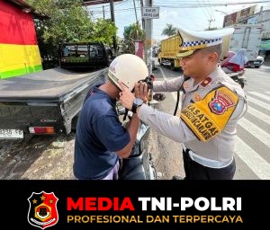 Operasi Zebra Semeru Polresta Malang Kota Bagikan 100 Helm Gratis