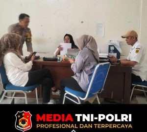 Bhabinkamtibmas Wilayah Hukum Polsek Dramaga Giat Sambang Ke Kantor Desa Ciherang