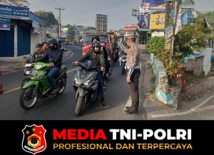 Anggota Polsek Ciampea Polres Bogor Laksanakan Pengaturan Lalu Lintas Pagi Hari