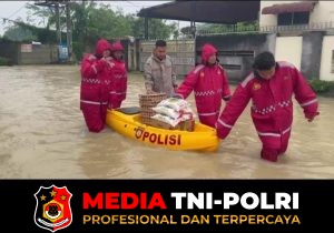 Kapolresta Deli Serdang langsung turun memberikan bantuan sembako kepada Warga terdampak Banjir
