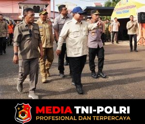 Kapolri Dampingi Presiden Cek Lokasi Pengungsian Korban Banjir di Tapanuli Tengah