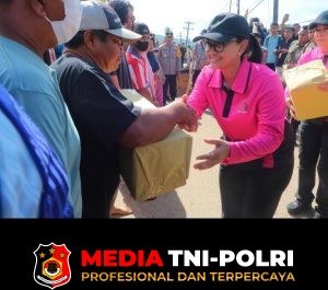 Ketum Bhayangkari Beri Bantuan hingga Hibur Anak-anak Korban Bencana di Tapanuli Tengah