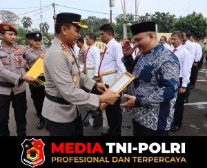 Kapolres Metro Depok Kombes Pol. Abdul Waras SIK. Berikan Penghargaan kepada 56 Personel Serta 4 Warga Sipil 
