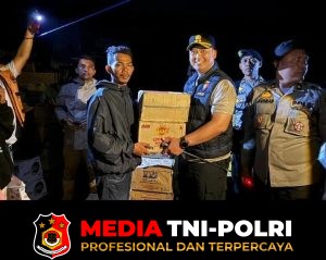 Kapolres Langkat Salurkan Bansos untuk Warga Terdampak Banjir di Pematang Jaya Melalui Jalur Laut