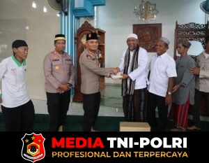 Polrestro Bekasi Peduli Tempat Ibadah: Kapolres Serahkan 25 Mushaf Al-Qur'an untuk Masjid Al Istiqomah Lippo Cikarang 