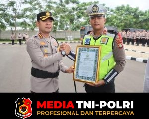 Kapolres Metro Tangerang Kota Pimpin Apel Jam Pimpinan dan Beri Penghargaan Anggota Berprestasi
