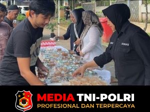 Program Jum'at Berkah Kapolrestabes Bandung Kombes Pol. Dr. Budi Sartono SIK. M.Si M.Han Bagikan 450 Paket Snack dan 350 Minuman Segar