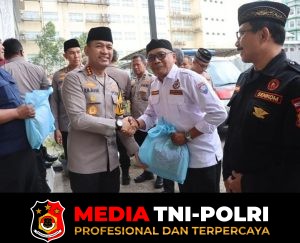 Jumat Peduli, Kapolres Metro Tangerang Kota Bagikan Sembako untuk Potmas