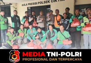Polsek Cikarang Timur Bagikan Paket Sembako Untuk Pengemudi Ojek Online dalam Program Jumat Berkah
