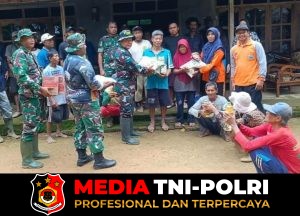 Pasca Longsor, Petugas Gabungan Bersama Warga Bersihkan Timbunan Material Longsor