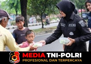Jumat Berkah Polda Lampung : Polwan Humas Bagikan Ratusan Paket Nasi Kepada Masyarakat
