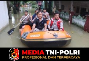 Kapolresta Tangerang Tinjau Banjir di Jayanti, Terjunkan Tim Medis dan Susuri Lokasi dengan Perahu Karet