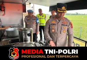 Polda Jabar Bersama Polres Karawang Kerahkan Dapur Lapangan, Bantu Warga Terdampak Banjir