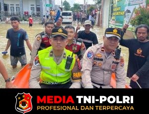 Personel Polresta Tangerang Pantau Debit Air di Sungai Cidurian dekat Perum Cikande Jayanti