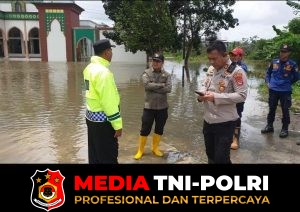 Polsek Tigaraksa Evakuasi Santri Ponpes Al Fattah yang Terjebak Banjir