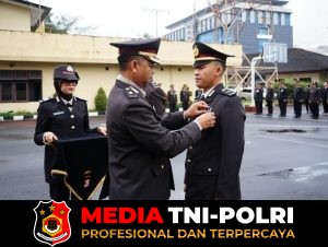 Polres Cilegon Anugerahkan Satya Lencana Pengabdian kepada 51 Personel Berprestasi