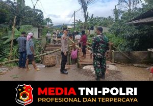 Respons Cepat Polsek Mandalawangi Tangani Ambruknya Jembatan Penghubung Warga