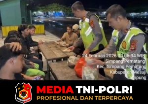 Jajaran Sat Lantas Polres Mesuji Gelar Sahur On The Road, Berbagi Makan Sahur Bersama Warga di Alun Alun Simpang Pematang