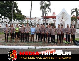 Dukung Indonesia ASRI, Polresta Bandara Soetta Bersih-bersih Masjid Nurul Barkah