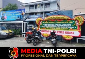Aspirasi Unik Warga Pademangan: Tolak Mutasi Kapolsek Melalui Karangan Bunga