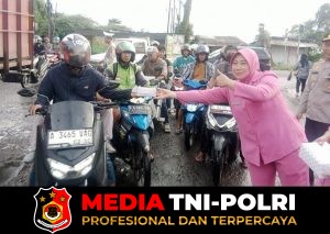 Keluarga Besar Polsek Tigaraksa Bersama Bhayangkari Ranting Polsek Tigaraksa Berbagi Takjil “Marhaban Ya Ramadhan