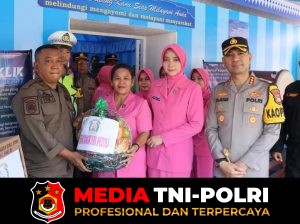 Kapolres Metro Tangerang Kota Cek Pos Pengamanan Mudik, Bhayangkari Turun Berbagi Kepedulian